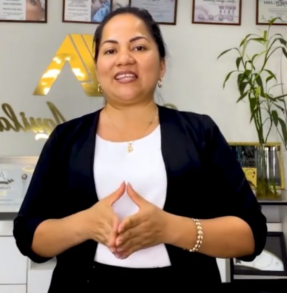 Profesora curso cejas magnéticas negocio rentable