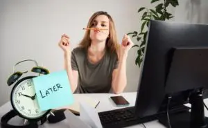 Qué es procrastinar y cómo evitarlo para dejar de posponer las cosas
